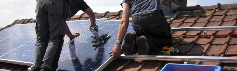 Lắp đặt hệ thống điện năng lượng mặt trời trên mái nhà