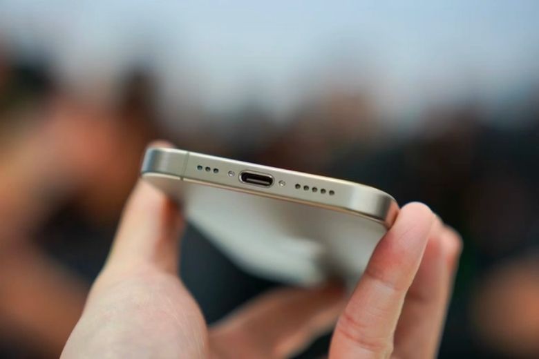 So sánh iPhone 15 Pro Max và Samsung Z Fold5: Mua gì hơn?